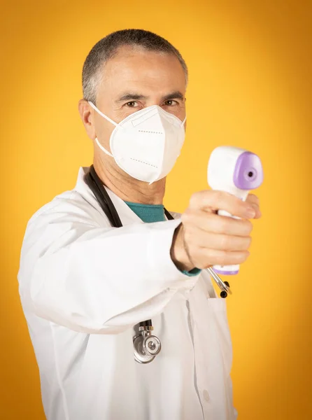 Koruyucu Maskeli Termometresi Olan Doktor Sarı Arka Plan — Stok fotoğraf
