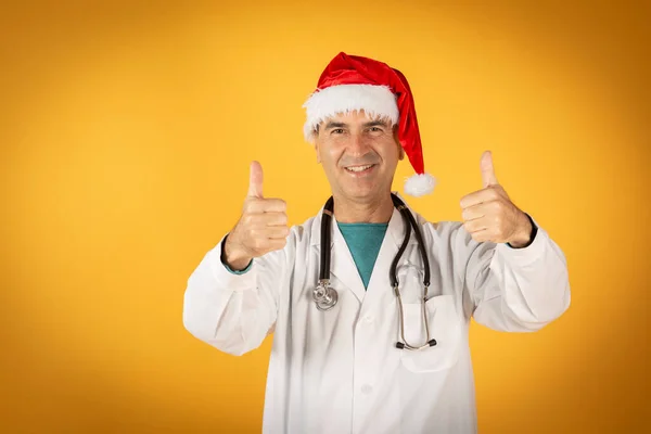 Feliz Doctor Con Sombrero Rojo Santa Aislado Sobre Fondo Amarillo — Foto de Stock