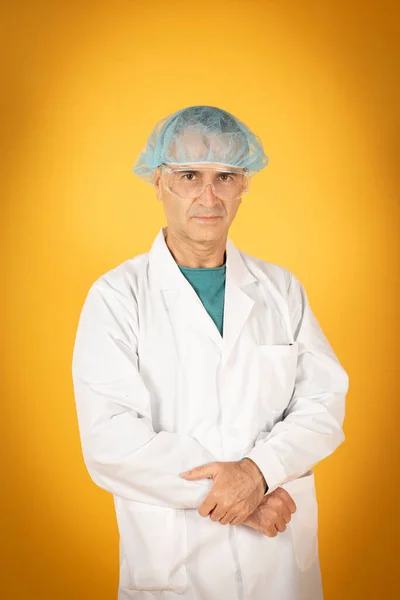 Грустный Хирург Врач Желтом Фоне — стоковое фото