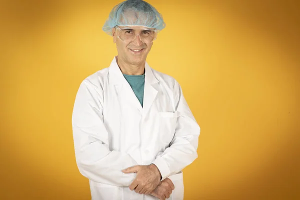 Médico Cirujano Triste Sobre Fondo Amarillo — Foto de Stock