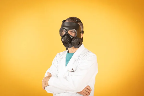 Médico Con Máscara Gas Fondo Amarillo — Foto de Stock