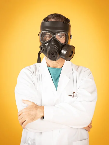 Médico Con Máscara Gas Fondo Amarillo — Foto de Stock