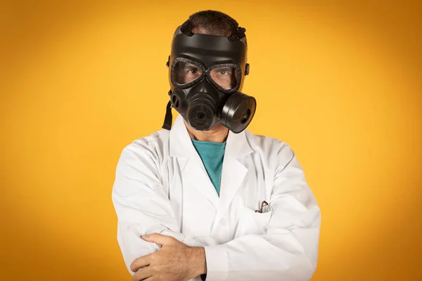 Médico Con Máscara Gas Fondo Amarillo — Foto de Stock