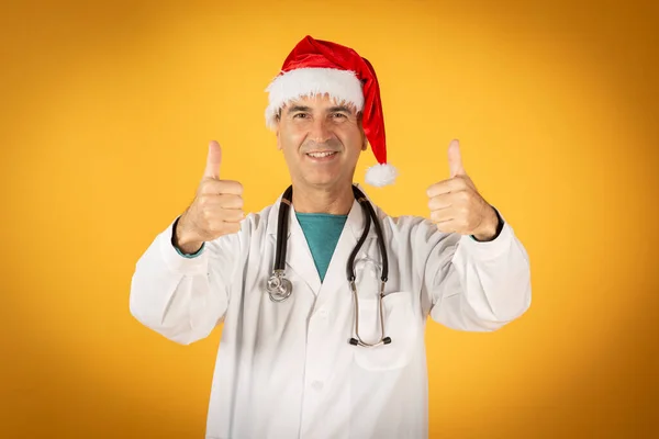 Feliz Doctor Con Sombrero Rojo Santa Aislado Sobre Fondo Amarillo — Foto de Stock