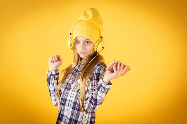 Niña Con Teléfono Inteligente Auriculares Fondo Amarillo — Foto de Stock