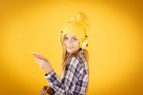 Chica Rubia Con Sombrero Auriculares Escuchando Música Con Móvil Fondo —  Fotos de Stock