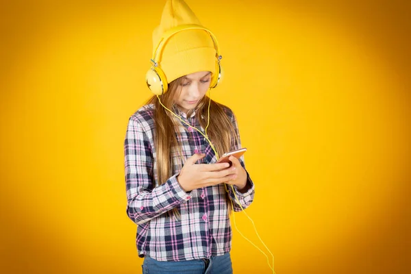 Niña Rubia Con Auriculares Smartphone Escuchando Música Sobre Fondo Amarillo —  Fotos de Stock