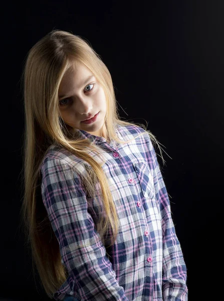 Hermosa Chica Rubia Con Ojos Azules Posando Fondo Oscuro — Foto de Stock