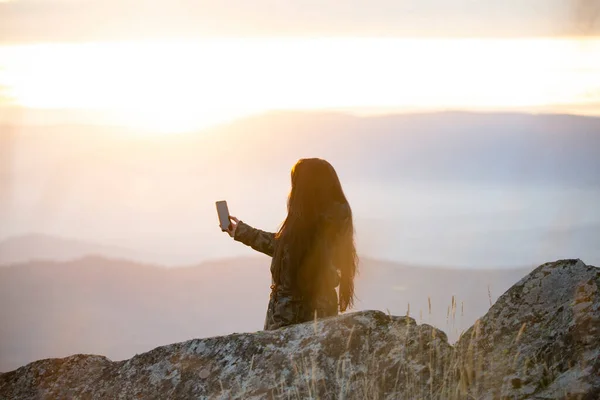 Mujer Tomando Fotos Con Móvil Después Escalar Una Montaña — Foto de Stock