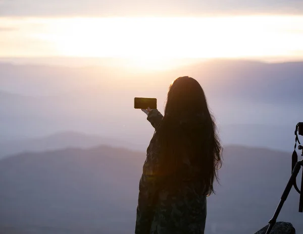 Frau Fotografiert Mit Dem Handy Nachdem Sie Einen Berg Bestiegen — Stockfoto