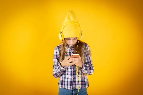 Chica Rubia Escucha Música Con Teléfono Celular Fondo Amarillo —  Fotos de Stock