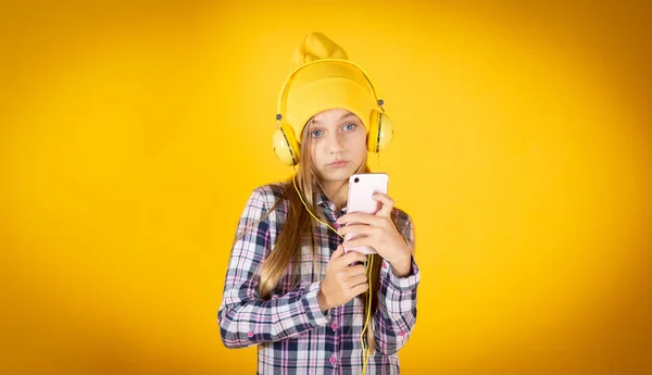 Chica Rubia Escucha Música Con Teléfono Celular Fondo Amarillo —  Fotos de Stock