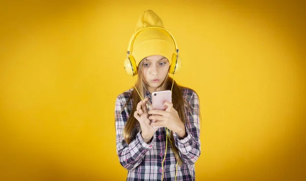 Chica Rubia Escucha Música Con Teléfono Celular Fondo Amarillo —  Fotos de Stock