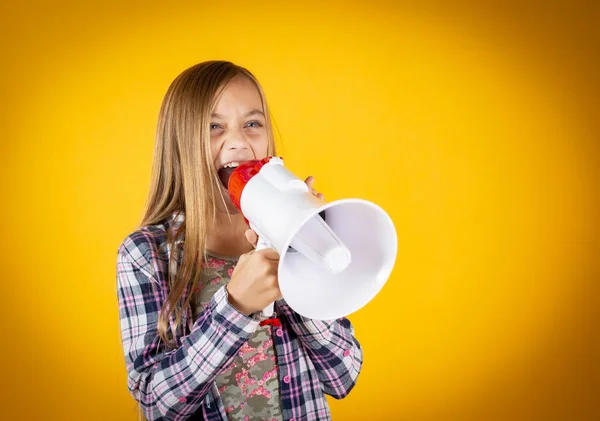 Menina Com Megafone Fundo Amarelo Grito — Fotografia de Stock