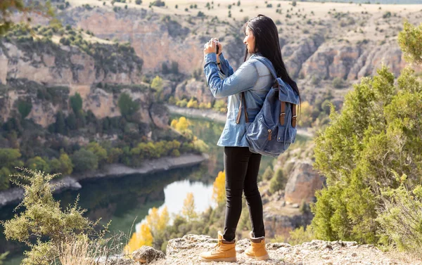 Mujer Toma Fotos Del Paisaje Viajando — Foto de Stock