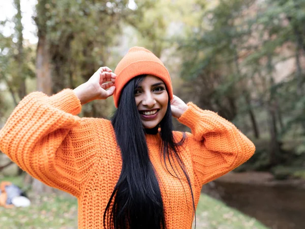 Mulher Indiana Bonita Com Roupas Laranja Natureza — Fotografia de Stock