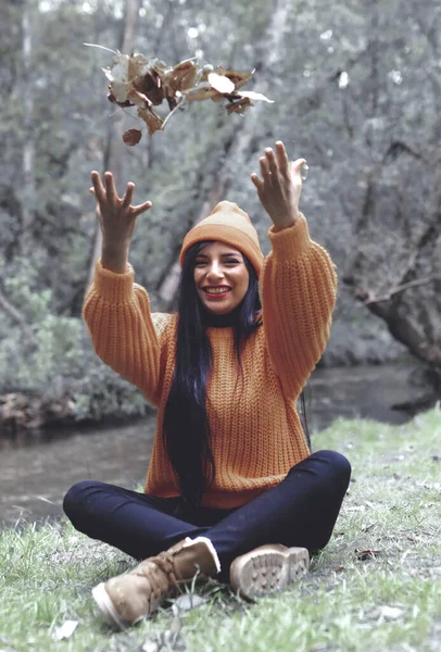 Mujer Con Hojas Río Otoño — Foto de Stock