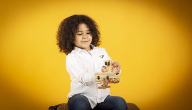 Çocuk uçak konseptiyle oynuyor.