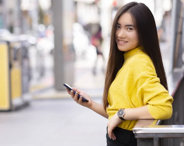 Mulher Asiática Cidade Com Seu Telefone Celular — Fotografia de Stock