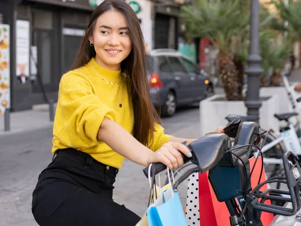 Mulher Com Bicicleta Sacos Compras Cidade — Fotografia de Stock