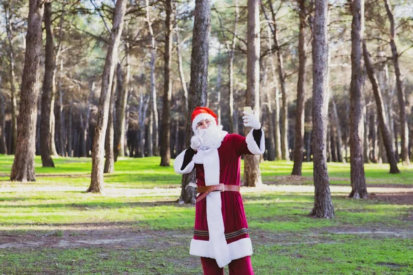 Papai Noel Tira Fotos Com Seu Celular Floresta — Fotografia de Stock