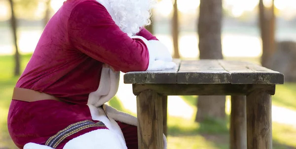 Santa Claus Sedí Lese Přemýšlí — Stock fotografie