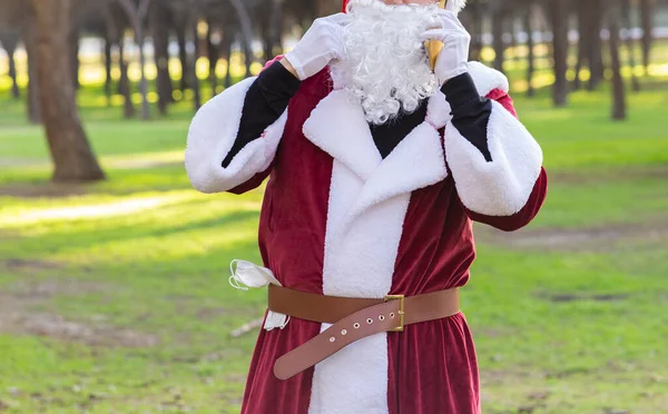 Santa Claus Talks His Mobile Phone — Stock Photo, Image