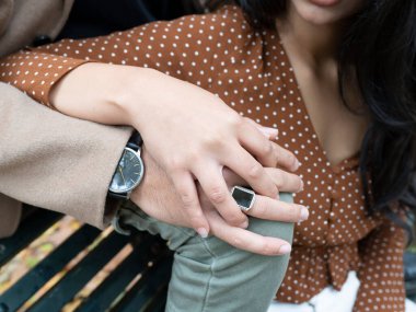 Parktaki bankta oturan gençler birbirlerine âşıklar.