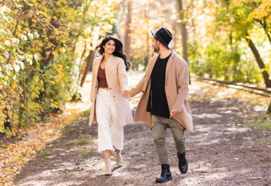 Parkta yürüyen genç aşıklar