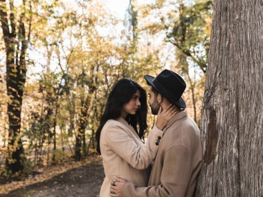 Sonbaharda parkta güzel bir çift.