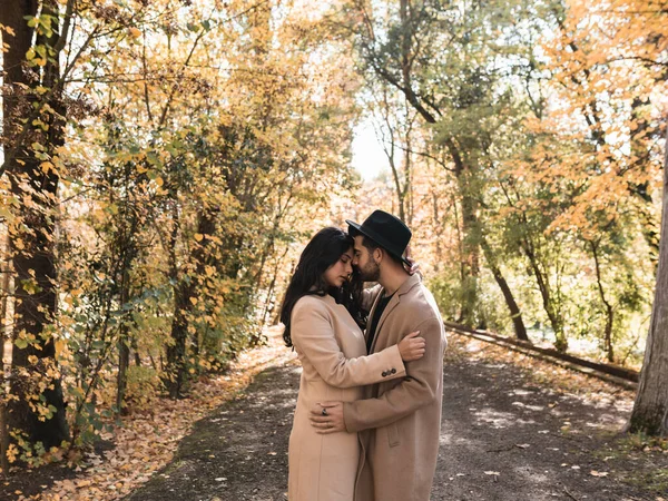 Sonbaharda Parkta Güzel Bir Çift — Stok fotoğraf