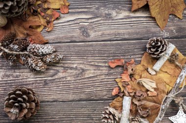 Tahta masa, yapraklar ve fındıklı sonbahar tatili.