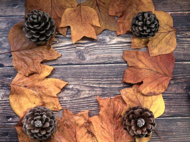 Tahta masa ve yapraklar, arka plan