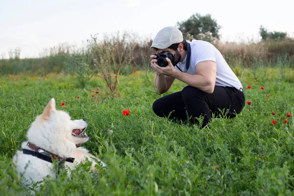 Hombre Con Cámara Toma Fotos Perro Campo — Foto de Stock