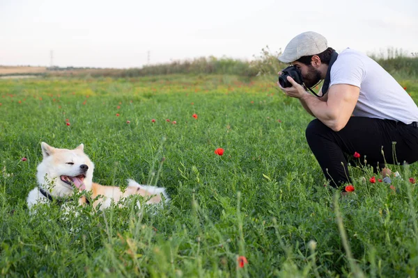 Mann Mit Kamera Fotografiert Seinen Hund Feld — Stockfoto