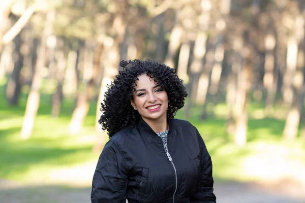 Vrouw Met Afro Haar Het Bos Met Plezier Gelukkig — Stockfoto