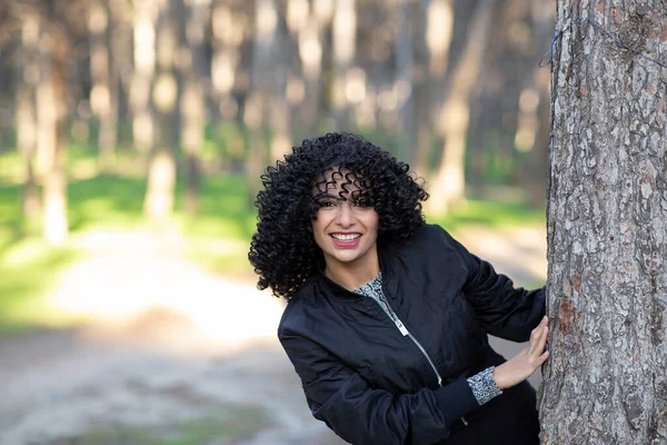 Γυναίκα Αφρό Μαλλιά Στο Δάσος Διασκεδάζει Ευτυχισμένη — Φωτογραφία Αρχείου