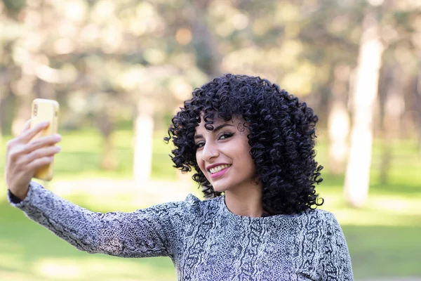 Latijnse Vrouw Met Afro Haar Met Haar Mobiele — Stockfoto