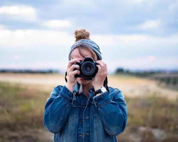 Female Photographer Taking Photo Nature Close — Stock Photo, Image