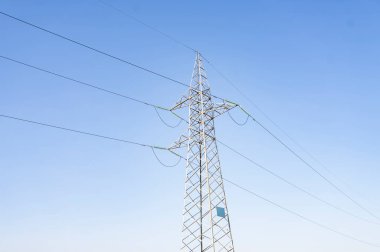 yüksek voltajlı elektrik direği, mavi gökyüzü