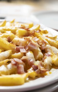 Pastırmalı patates ve erimiş peynir. Yakın çekim.