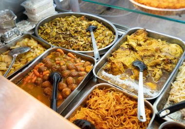 Yemek, makarna, rulo köfte, tavuk, çeşit çeşit.