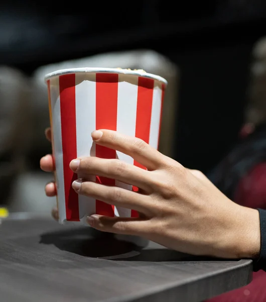Γυναίκα Χέρι Τρώει Ποπ Κορν Στο Σινεμά — Φωτογραφία Αρχείου