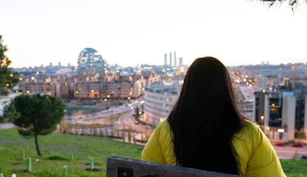 Mujer Observando Ciudad Desde Alto Una Colina — Foto de Stock