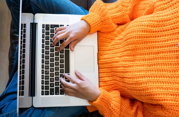 Evde dizüstü bilgisayar kullanan bir kadın, telesekreter.