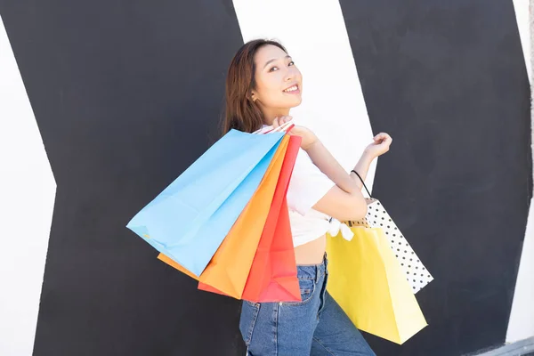 Donna Asiatica Con Shopping Bags — Foto Stock