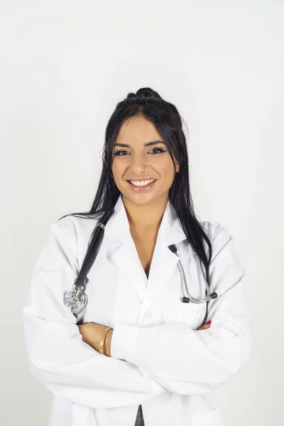 Bonita Latina Médico Fundo Branco — Fotografia de Stock