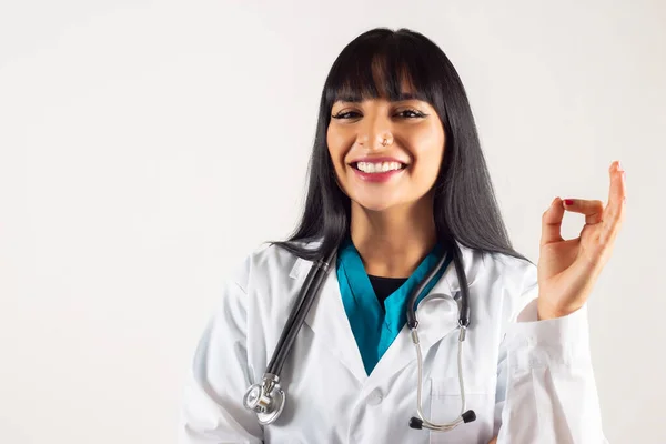 Bonita Latina Médico Fundo Branco — Fotografia de Stock