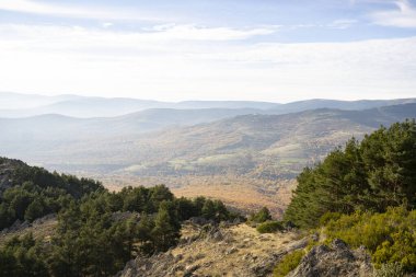 Dağlık arazi güneşli bir gün, kayalar, dağlar