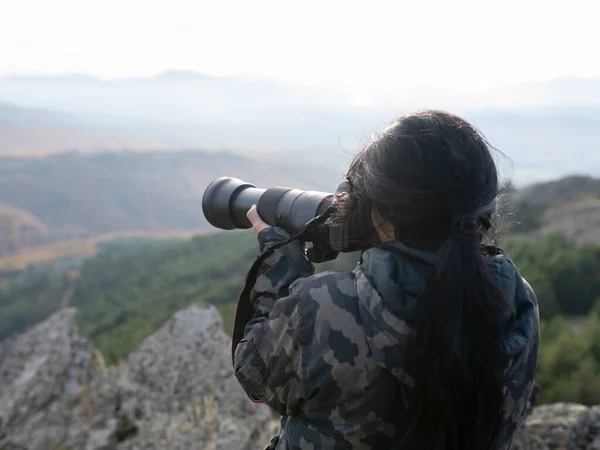 Mujer Ropa Camuflaje Tomando Fotos Con Una Lente Teleobjetivo — Foto de Stock